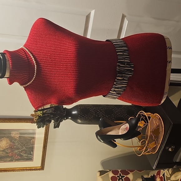 Cable & Gauge Red Sleeveless Metallic Knit Top - Picture 5 of 10